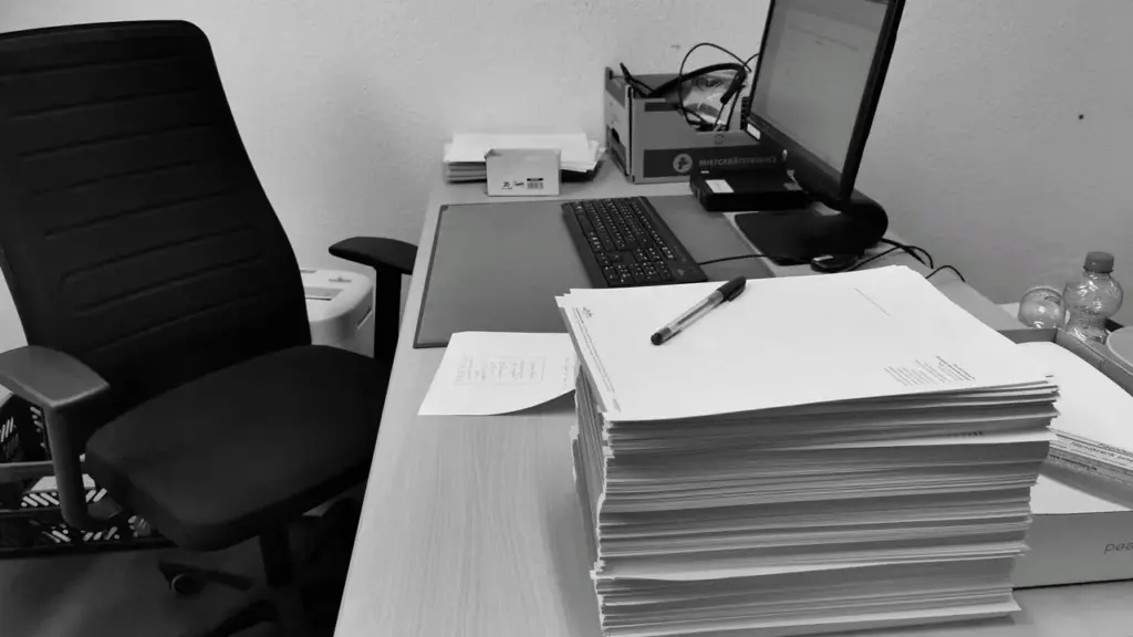 Büroschreibtisch mit Papierstapel