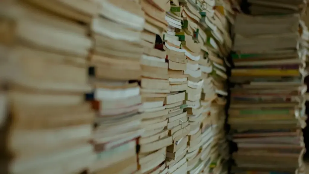 Gestapelte Bücher als Recherchegrundlage