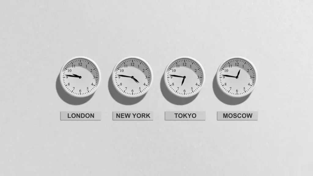 Vier Wanduhren mit den Zeitzonen London, New York, Tokyo und Moskau als Symbol für Börsenhandelszeiten