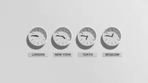 Vier Wanduhren mit den Zeitzonen London, New York, Tokyo und Moskau als Symbol für Börsenhandelszeiten