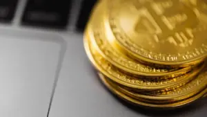 Stapel goldener Bitcoin-Münzen auf einer Laptop-Tastatur