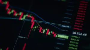 Kursdiagramm mit fallenden Kerzen auf einem dunklen Bildschirm